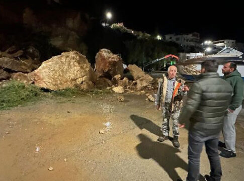 Κρήτη: Kατολίσθηση με μεγάλα βράχια να κλείνουν το δρόμο προς το λιμάνι (βίντεο)