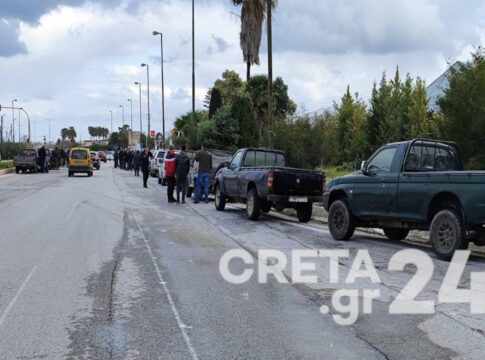 Κρήτη: Κλειστοί δρόμοι και μηχανοκίνητη πορεία από τους αγρότες (εικόνες)