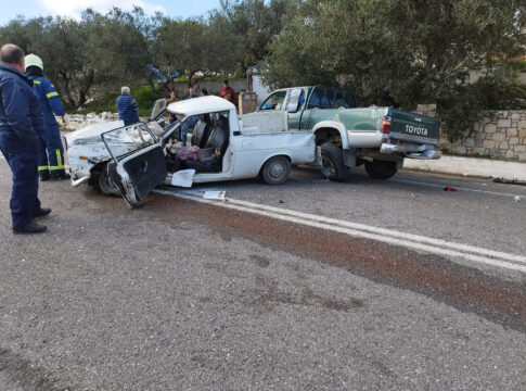 Κρήτη: Μετωπική σύγκρουση οχημάτων – Εγκλωβίστηκε ένα άτομο