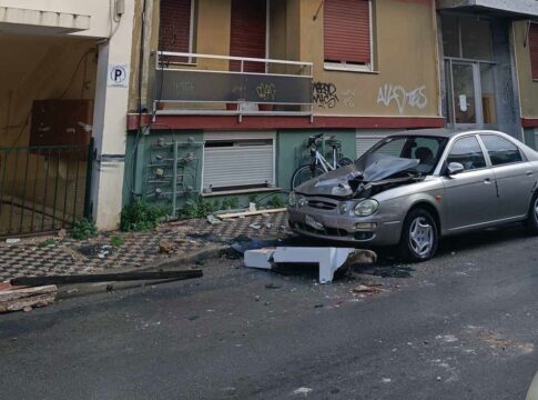 Κρήτη: Ογκώδες κομμάτι μπαλκονιού «προσγειώθηκε» σε αυτοκίνητο (εικόνες)