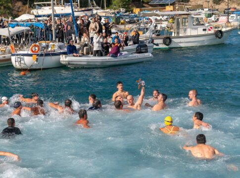 Με σύμμαχο τον καλό καιρό πλήθος κόσμου στις τελετές καθαγιασμού των υδάτων στο Μαλεβιζί