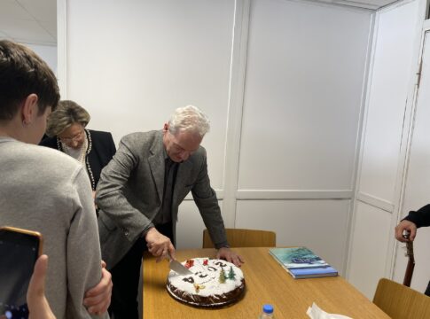 Μουσικές ευχές στον Δήμαρχο Ηρακλείου Αλέξη Καλοκαιρινό από την χορωδία του 4ου ΓΕΛ