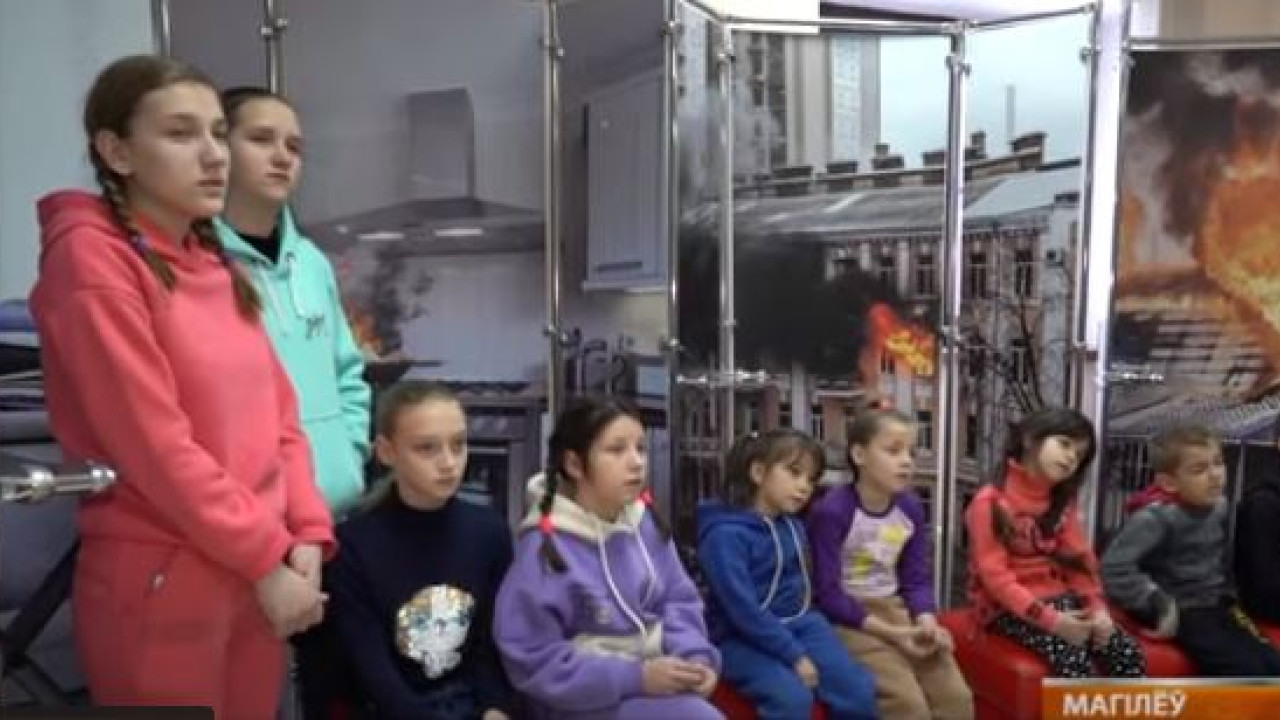 Παιδιά από την Ουκρανία που έχουν απελαθεί στη Ρωσία συμμετείχαν σε «εκπαίδευση επιβίωσης» με τον στρατό της Λευκορωσίας