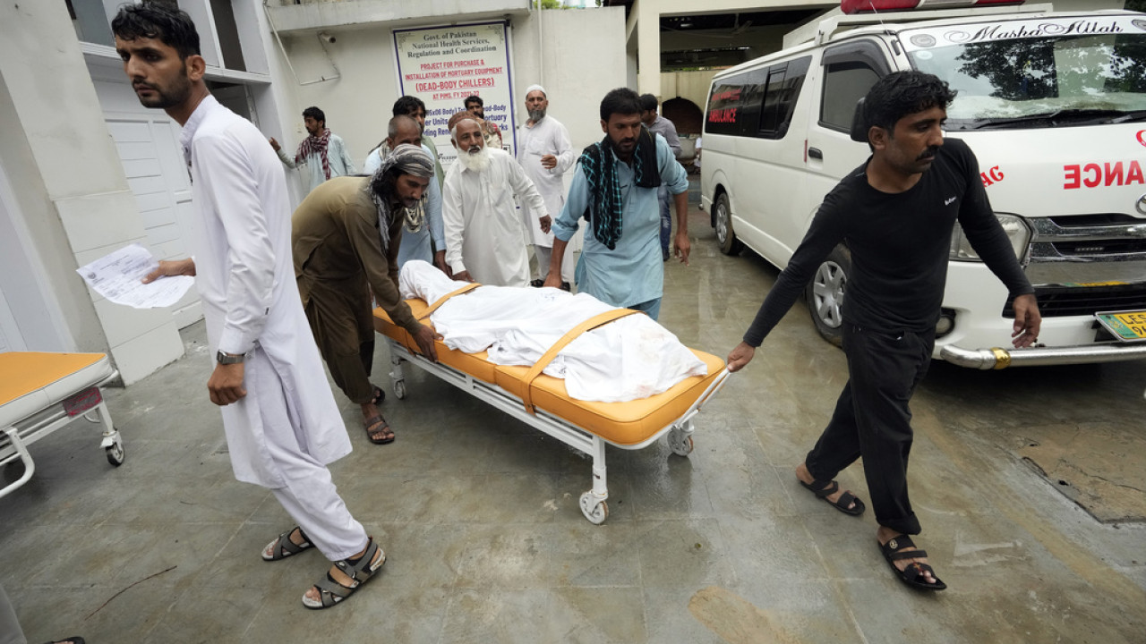 Πακιστάν: Τουλάχιστον τρεις νεκροί και 17 τραυματίες από πτώση λεωφορείου σε λίμνη