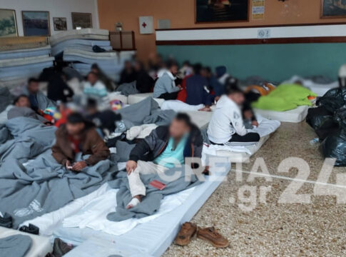 Παραμένουν στο Ηράκλειο οι μετανάστες – Αίτημα για να μεταφερθούν σε αίθουσα του παλαιού ΚΤΕΛ (εικόνες)