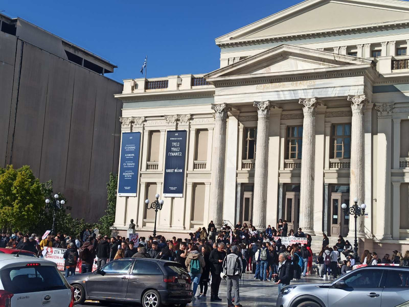 Πειραίας: 300 φοιτητές και μαθητές έχουν συγκεντρωθεί έξω από το Δημοτικό Θέατρο