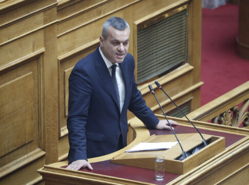 Τα προβλήματα του Κέντρου Υγείας Χάρακα στη Βουλή από τον Χάρη Μαμουλάκη