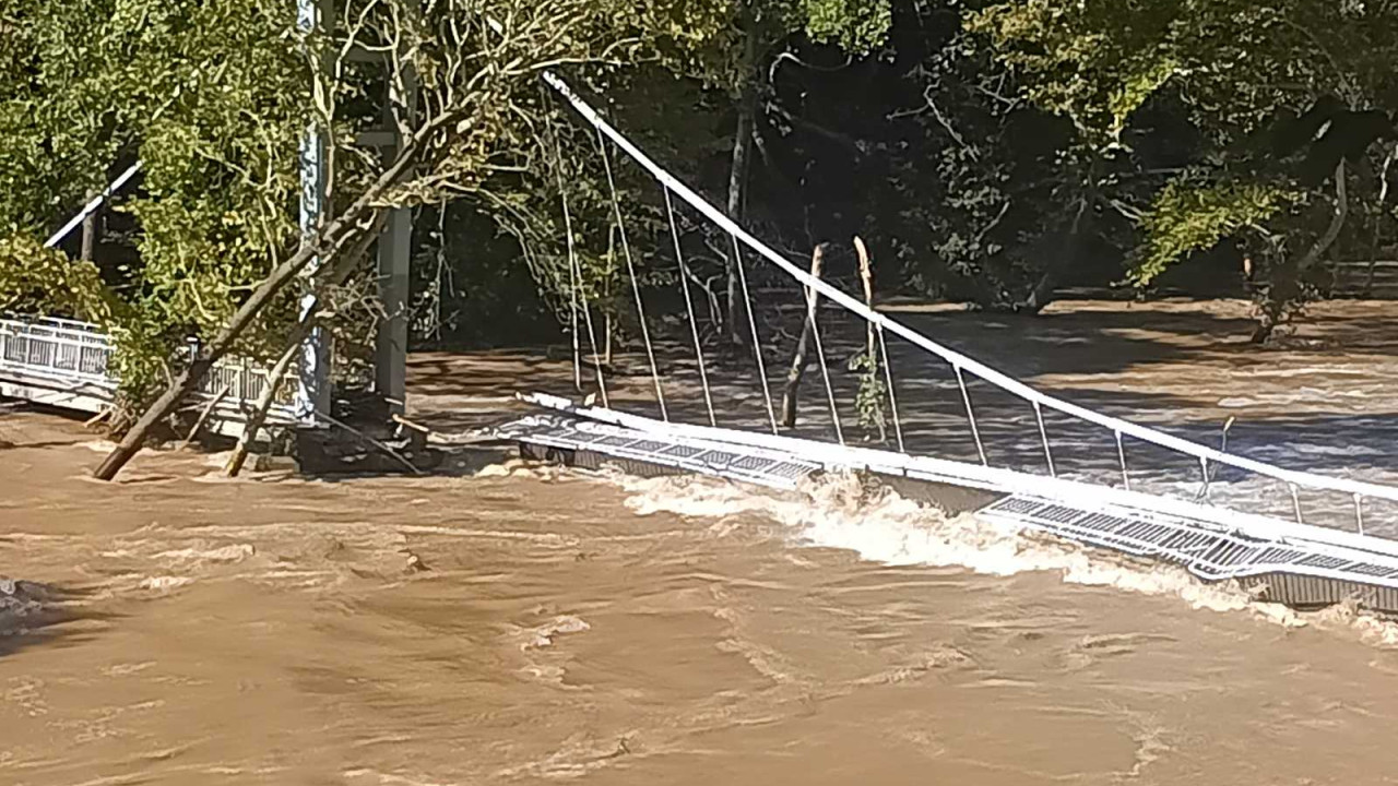 Τέμπη: «Μπαλάκι» οι ευθύνες για την πεζογέφυρα της Αγίας Παρασκευής