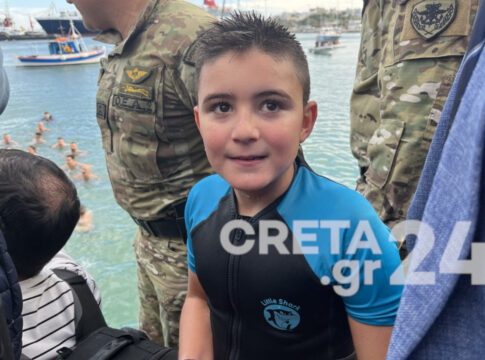 Θεοφάνια στο Ηράκλειο: 50 κολυμβητές έπεσαν στα νερά – O μικρός Ευτύχης έπιασε το σταυρό