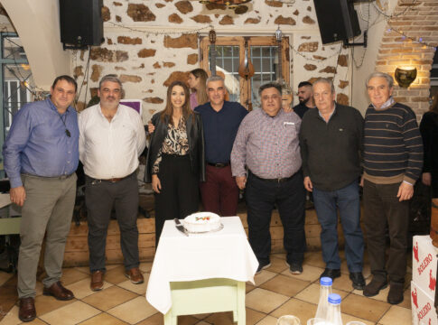 To «ευχαριστώ» της εθελοντικής ομάδας «Επίδρασις» μετά την κοπή της πρωτοχρονιάτικη πίτας