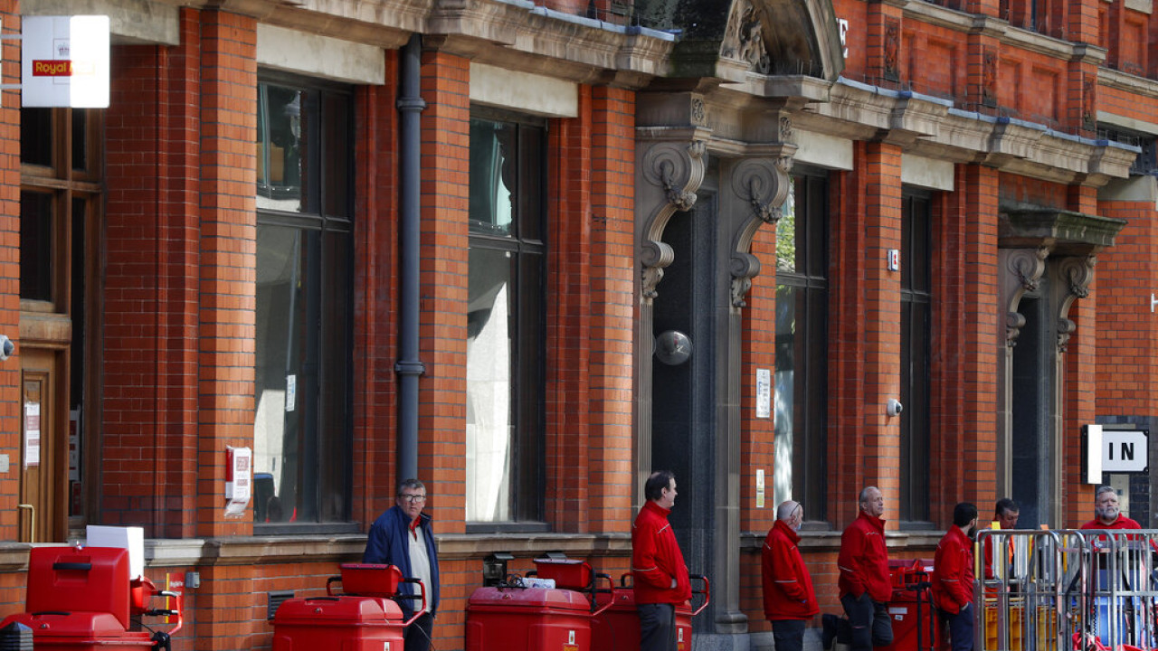 Βρετανία: Κοντά σε απαλλαγή από κατηγορίες απάτης εκατοντάδες επικεφαλής τοπικών ταχυδρομείων