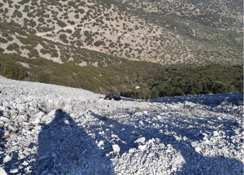 Αυτοκίνητο έπεσε σε γκρεμό στη νέα εθνική Τυρνάβου-Ελασσόνας - Φωτογραφίες