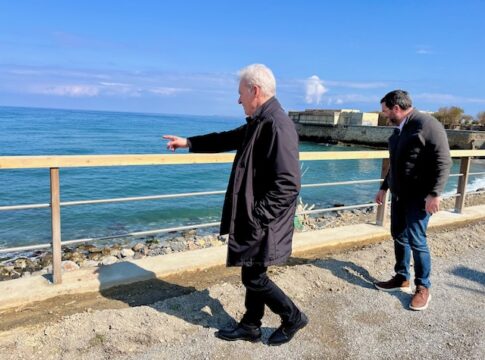 Αυτοψία Καλοκαιρινού στο σημείο εγκατάστασης των νέων προστατευτικών κιγκλιδωμάτων στην παραλιακή