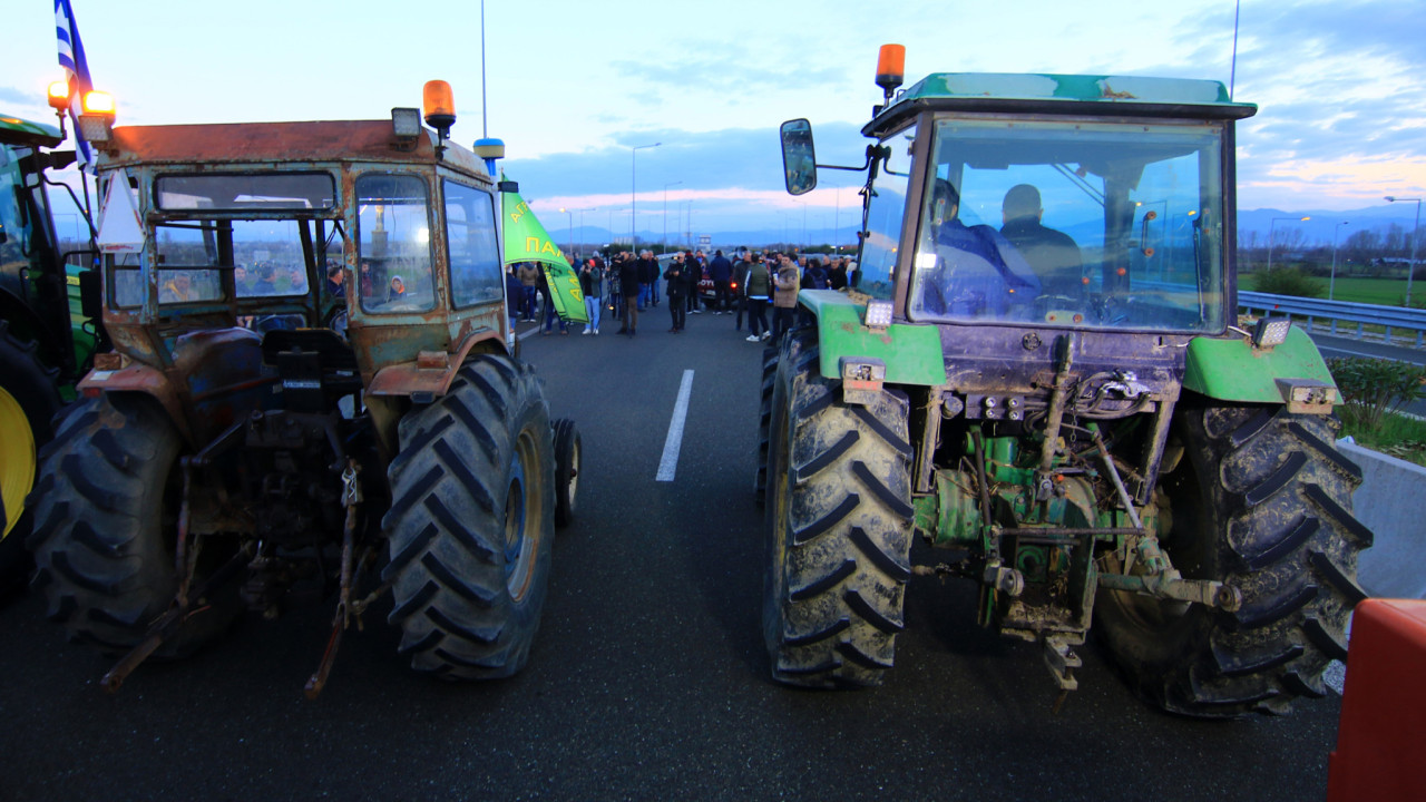 Αγρότες απέκλεισαν τα τελωνεία Ευζώνων και Νίκης
