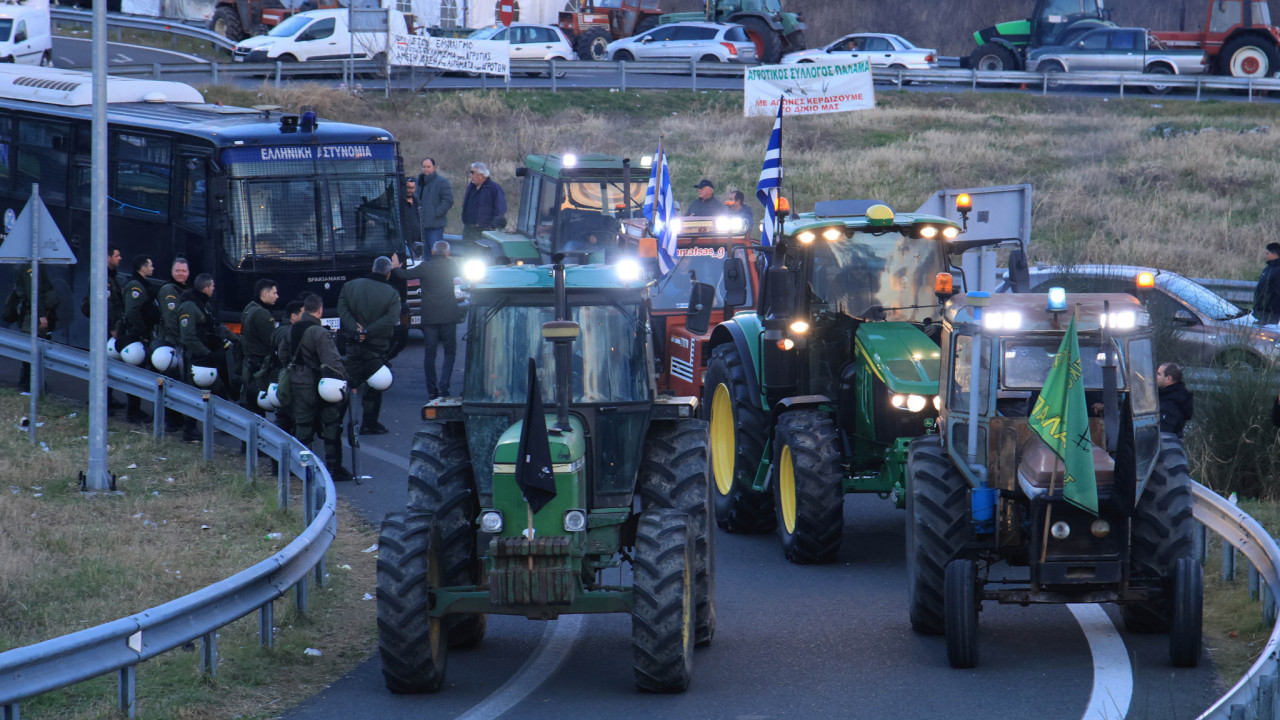 Αγρότες: Ξεκίνησαν η κάθοδος των τρακτέρ στην Αθήνα