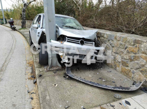 Aπίστευτο τροχαίο στην Κρήτη: Αυτοκίνητο σφήνωσε ανάμεσα σε κολόνα και τοιχίο