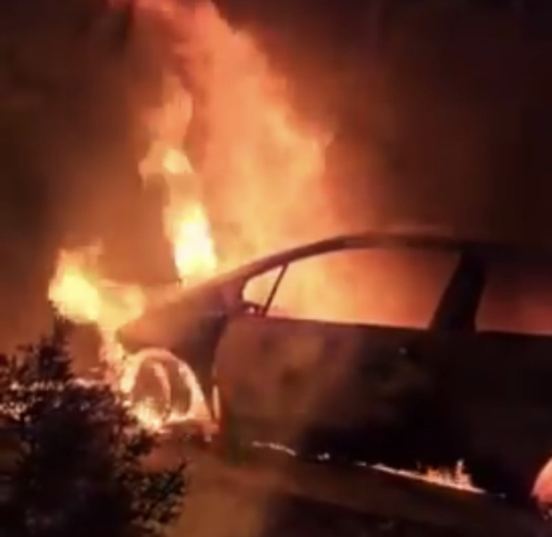 Αποκλειστικό: Βίντεο από το φλεγόμενο όχημα του επιχειρηματία που βρέθηκε απανθρακωμένος στη Μάνδρα