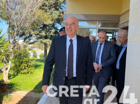 Δένδιας από Ηράκλειο: «Να δημιουργήσουμε έναν στρατό με άξια επαγγελματικά στελέχη»