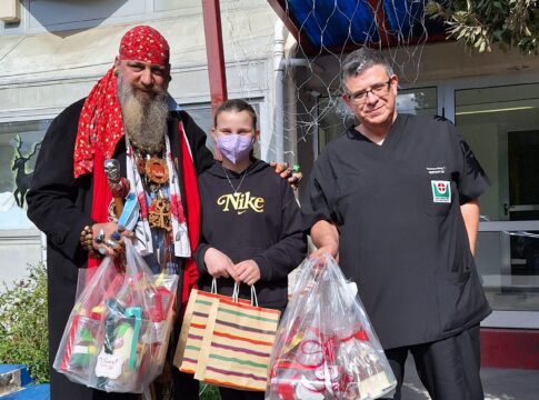 Δώρα στους μικρούς ασθενείς του ΠαΓΝΗ από την Κατερίνα που βγήκε νικήτρια από την δική της «μάχη»