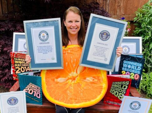 ‘Εχει τρέξει σε όλες τις ηπείρους της Γης ντυμένη ως… φρούτο! (Photos)