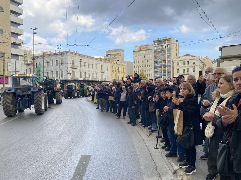 Έφτασαν στην Ομόνοια τα τρακτέρ