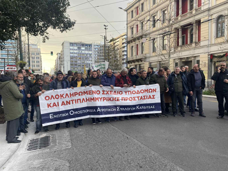 Εκατοντάδες αγρότες φτάνουν με τα πόδια στο Σύνταγμα