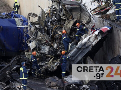 «Έβγαλε η μάνα μια κραυγή και σώπασε τ’ αηδόνι…» – Συγκινούν οι μαντινάδες Κρητικιάς για την «μαύρη» επέτειο των Τεμπών