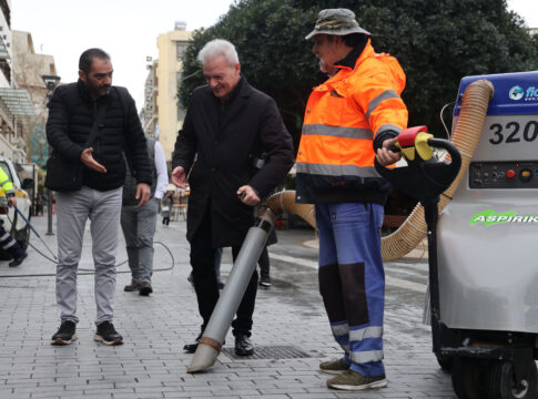 Ηράκλειο-Επιχείρηση «Καθαρή Πόλη»: Ξανά σε χρήση οι μηχανοκίνητες σκούπες και το ευέλικτο ρυμουλκούμενο πιεστικό όχημα