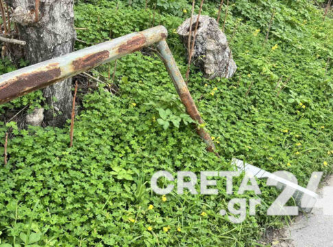 Ηράκλειο: Οι ισχυροί άνεμοι «έριξαν» κολώνα φωτισμού (εικόνες)