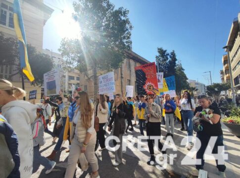 Ηράκλειο: Πλήθος κόσμου στην πορεία υποστήριξης της Ουκρανίας με αφορμή τα 2 χρόνια από τη ρωσική εισβολή