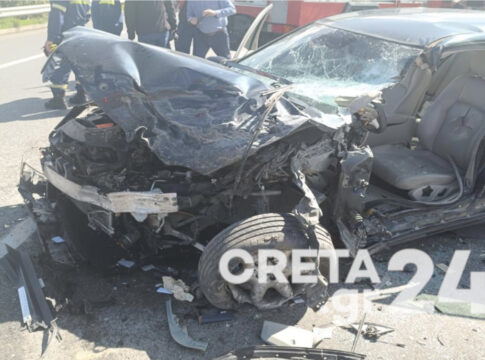 Ηράκλειο: Σοκαριστικές εικόνες από τη σφοδρή σύγκρουση οχημάτων – Εγκλωβίστηκε ένα άτομο
