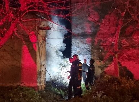 Κρήτη: Φωτιά σε εγκαταλελειμμένο κτίριο (εικόνες – βίντεο)