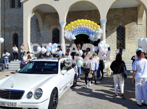 Kρήτη: Ντυμένοι στα λευκά αποχαιρέτησαν τη Ραφαέλα