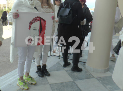 Kρήτη: Ντυμένοι στα λευκά αποχαιρετούν τη Ραφαέλα