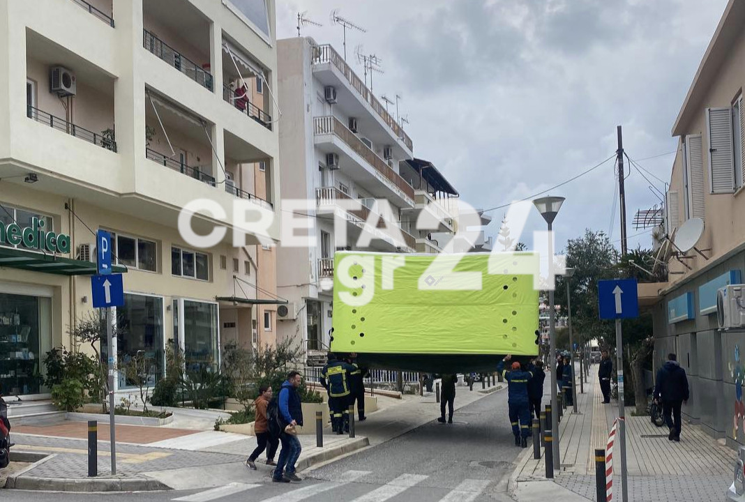 Κρήτη: Συναγερμός για άντρα που απειλεί να πέσει από ταράτσα (βίντεο)