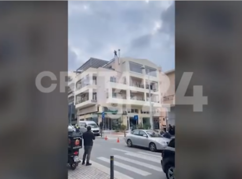 Κρήτη: Συναγερμός για άντρα που απειλεί να πέσει από ταράτσα (βίντεο)