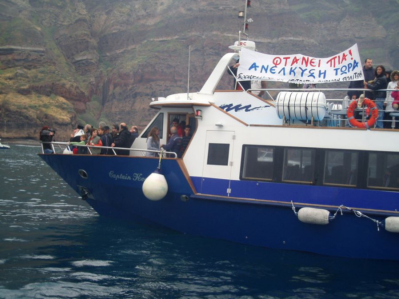 Ναυάγιο Sea Diamond: «7 χρόνια παραμένει ως οικολογική βόμβα στο βυθό» καταγγέλλουν Σαντορινιοί