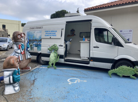 Ο «γιατρός ο Κάστορας» και η Κινητή Οδοντιατρική Μονάδα της Περιφέρειας Κρήτης γίνονται με χαρά δεκτοί από μαθητές στα σχολεία