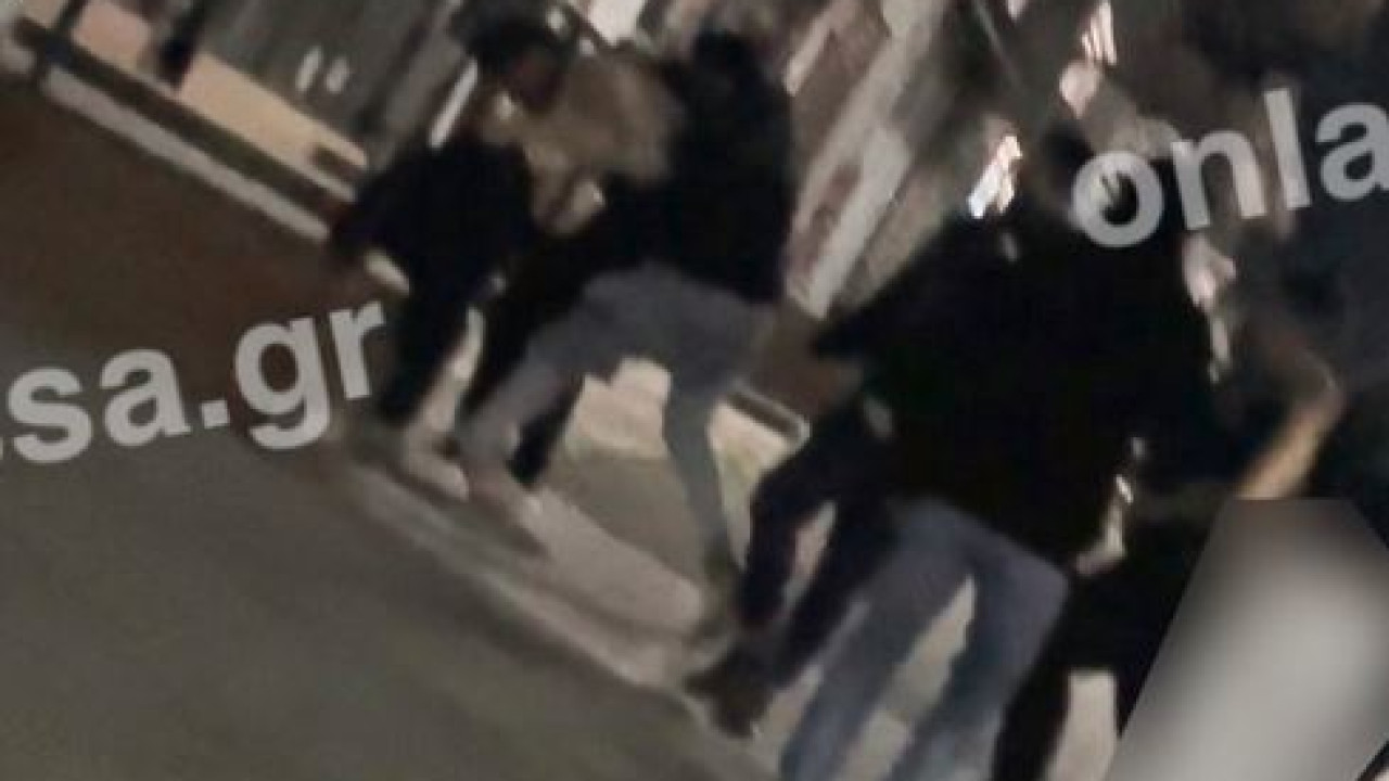 Ομάδα νεαρών ξυλοκόπησε άγρια δύο άνδρες στο κέντρο της Λάρισας