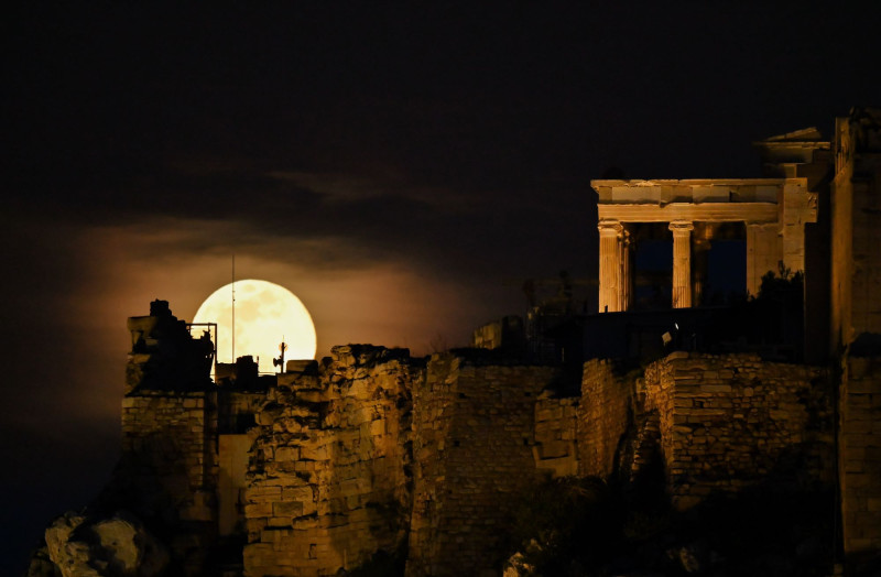 Πανσέληνος: Μαγικές εικόνες από το «Φεγγάρι του χιονιού» πάνω από την Ακρόπολη