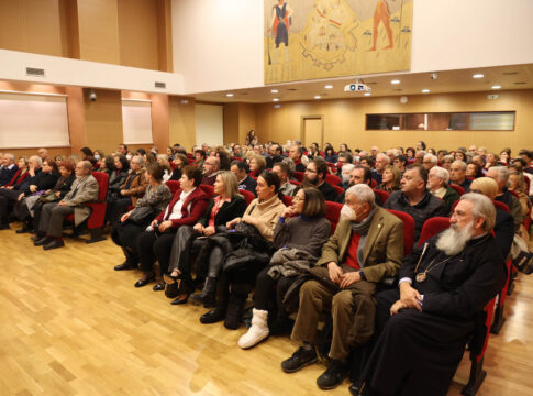 Πλήθος κόσμου στην εκδήλωση για το Μάνο Χατζηδάκη στο πλαίσιο της σειράς διαλέξεων «Μικρές ιστορίες της πόλης»