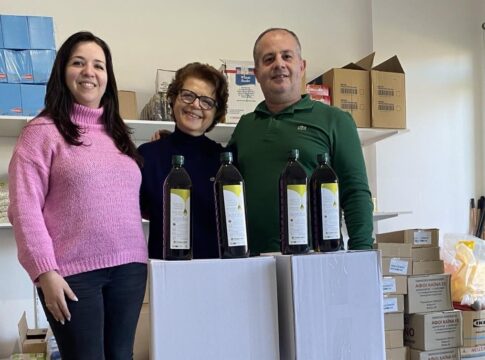 Προσφορά ελαιόλαδου στο Κοινωνικό Παντοπωλείο Μαλεβιζίου