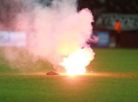 Προσπάθησε να μπει σε αγώνα ερασιτεχνικού ποδοσφαίρου με ναυτική φωτοβολίδα και συνελήφθη!