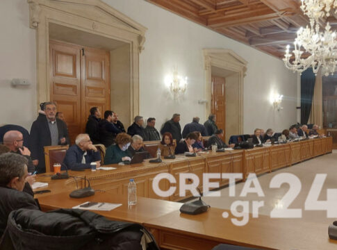 Ψηφίστηκε εν μέσω έντασης η αύξηση των τελών λαϊκών αγορών