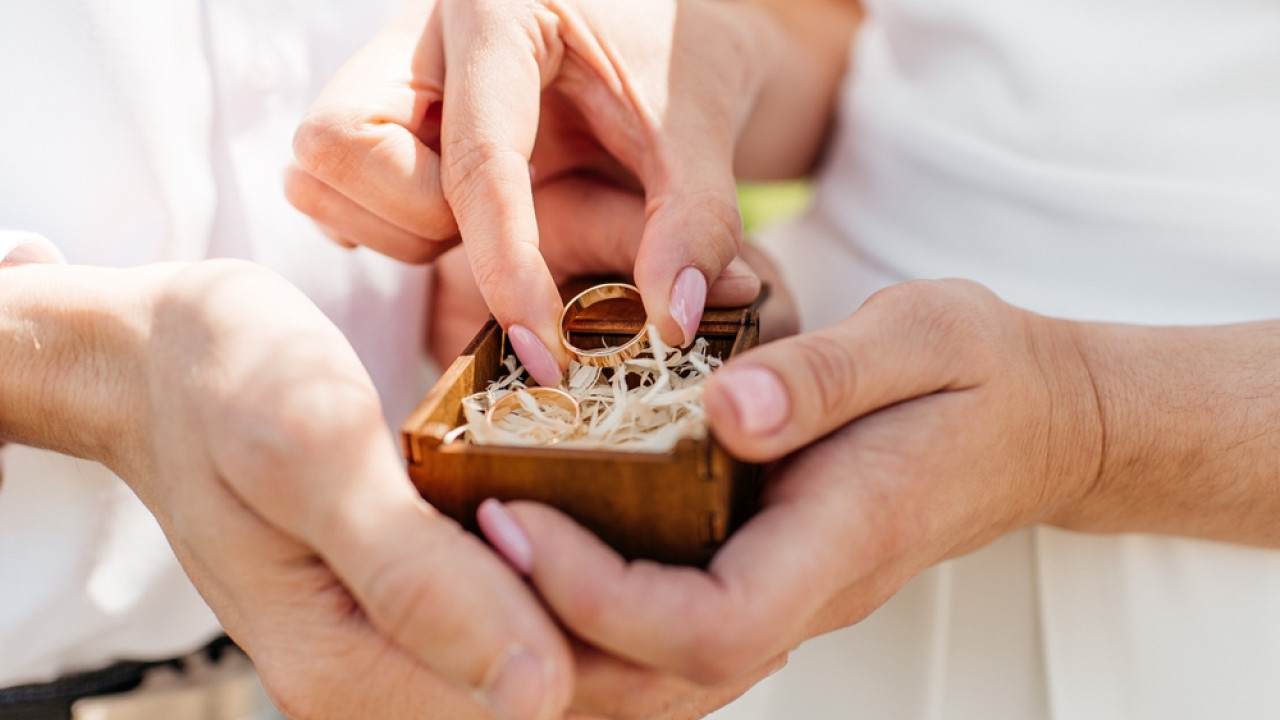 Σαν σήμερα 17/2: Καθιερώνεται στην Ελλάδα ο πολιτικός γάμος - Γεννήθηκε ο Μάικλ Τζόρνταν