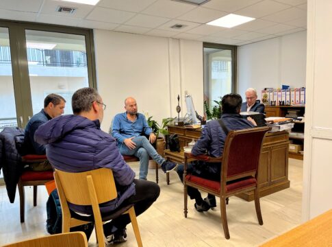 Συνάντηση εργασίας του Αλέξη Καλοκαιρινού με τη νέα Διοίκηση του Συλλόγου Ιδιοκτητών Ταξί Ηρακλείου
