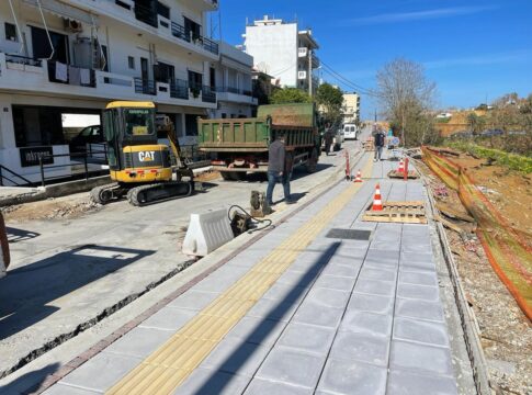Συνεχίζονται πυρετωδώς οι εργασίες σε πεζοδρόμια των Χανίων