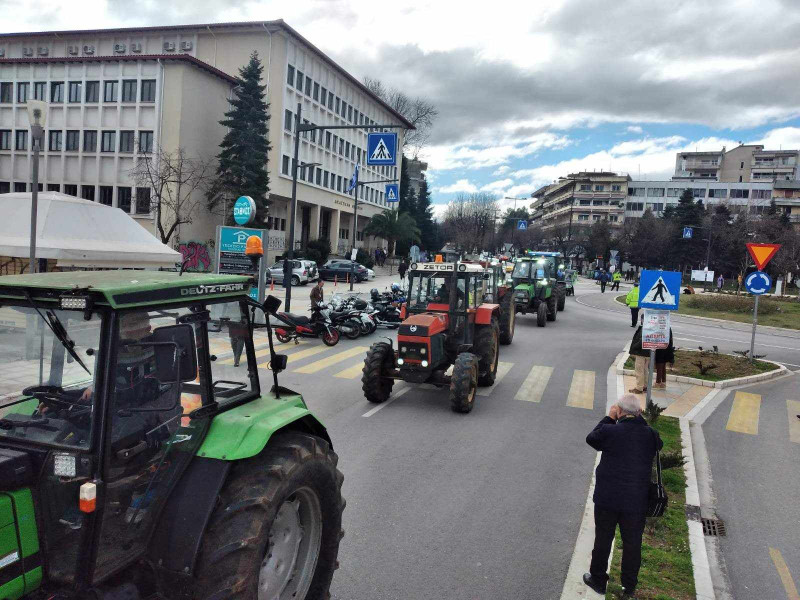 Συνεχίζουν τις κινητοποιήσει οι αγρότες σε Μεσολλόγι, Λάρισα, Γιάννενα