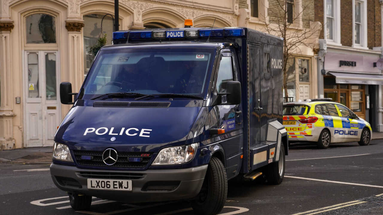 Συνελήφθη ύποπτος για υπόθαλψη του δράστη της επίθεσης με χημική ουσία στο Λονδίνο