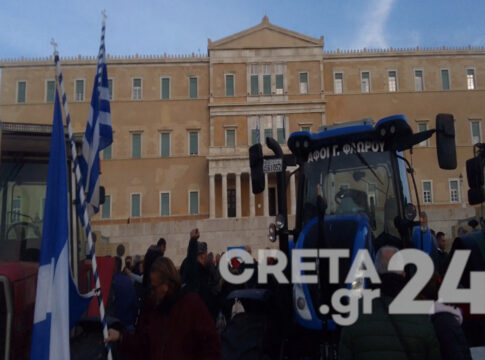 Σύνταγμα: «Δεν ήρθαμε από την Κρήτη για να κάνουμε πλάκα – Η ζωή μου, είναι τα ζώα μου» λέει 20χρονος κτηνοτρόφος